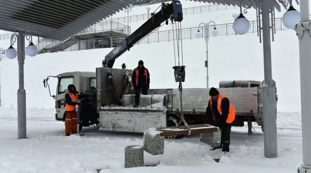 С набережной Оби в Барнауле увозят скамейки.