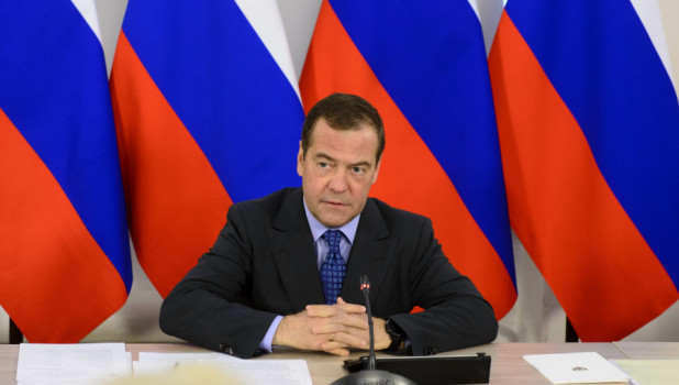 Медведев ответил на угрозы Украины ударить по Крымскому мосту