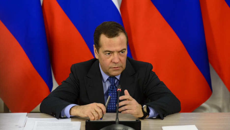 Медведев назвал Навального политическим проходимцем, который "подставляет молодежь"