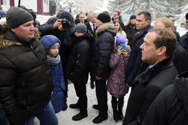 Дмитрий Медведев в алтайском селе Санниково.