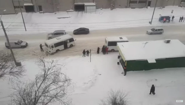 Маршрутки забуксовали в Барнауле на Солнечной поляне 