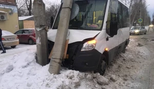 В Бийске автобус с пассажирами налетел на столб 