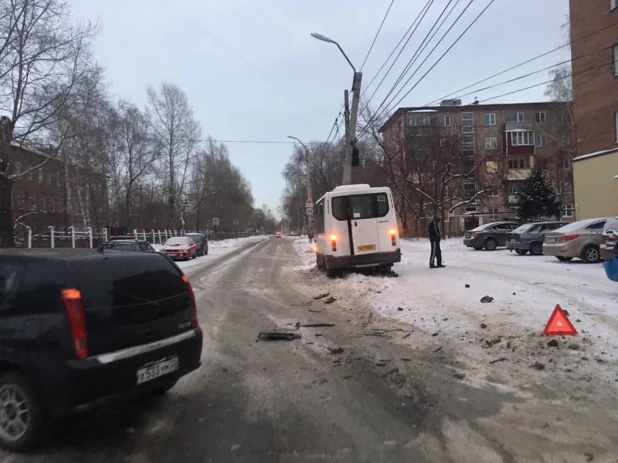 В Бийске автобус с пассажирами налетел на столб 