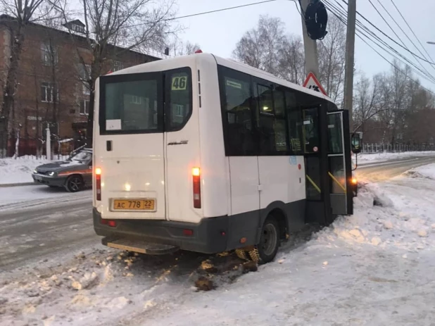 В Бийске автобус с пассажирами налетел на столб 