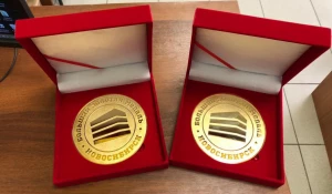 Большие золотые медали.