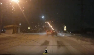 Иномарка ушла в занос и сбила знак в Барнауле.