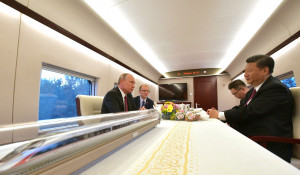 Владимир Путин и председатель КНР Си Цзиньпин во время поездки на скоростном электропоезде.