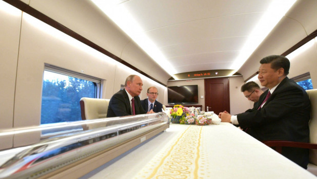 Владимир Путин и председатель КНР Си Цзиньпин во время поездки на скоростном электропоезде.