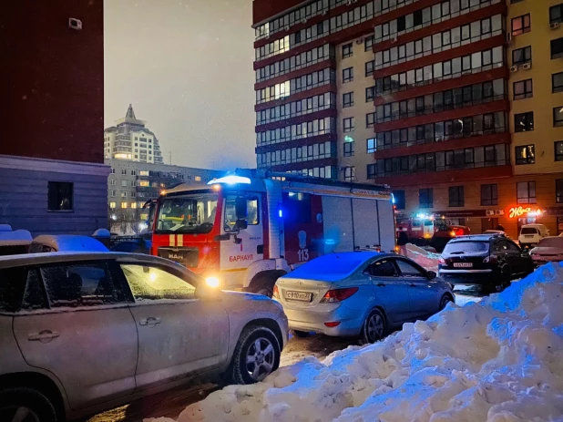 В Барнауле загорелся трансформатор.