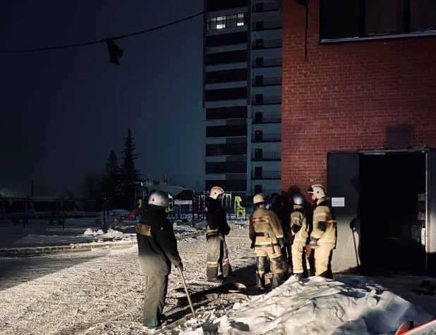 В Барнауле загорелся трансформатор.