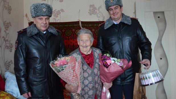 Руководители ГУ МВД по Алтайскому краю поздравили Варвару Прокопьевну Казанцеву.