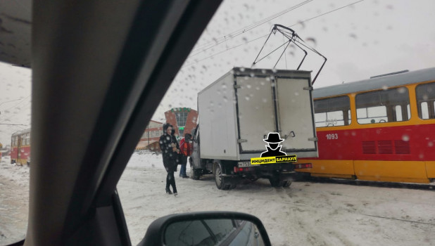 Столкновение трамвая и «Газели» в Барнауле.