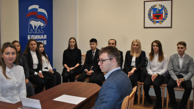 В День рождения «Единой России» партийцы встретились со студентами Барнаула