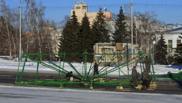 Снежный городок на площади Сахарова