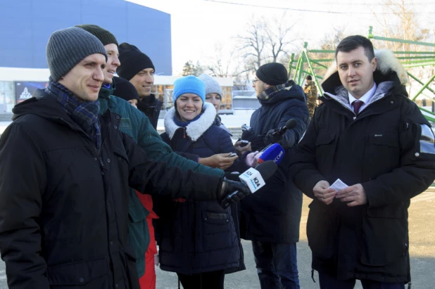 Снежный городок на площади Сахарова