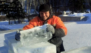 Снежный городок на площади Сахарова