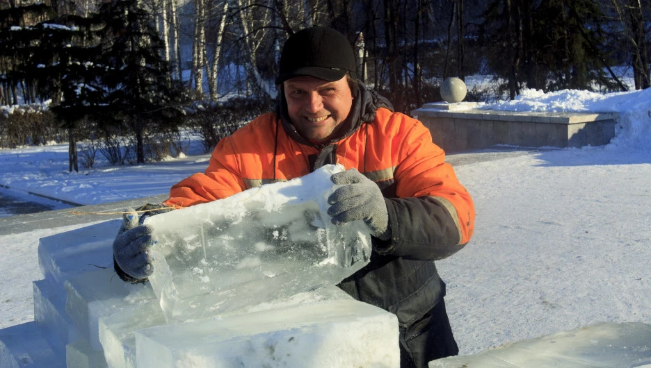 Снежный городок на площади Сахарова