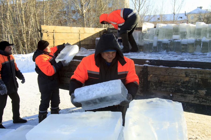 Снежный городок на площади Сахарова