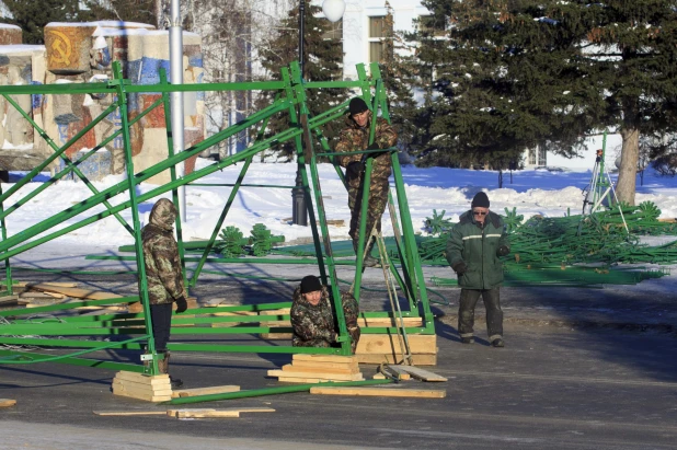 Снежный городок на площади Сахарова