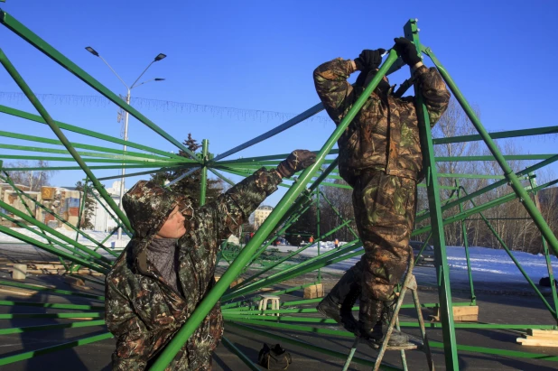 Снежный городок на площади Сахарова