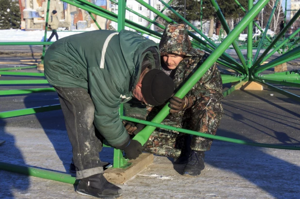 Снежный городок на площади Сахарова