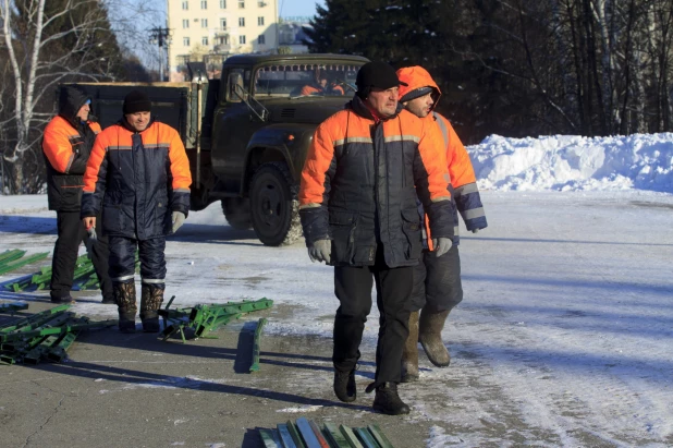 Снежный городок на площади Сахарова