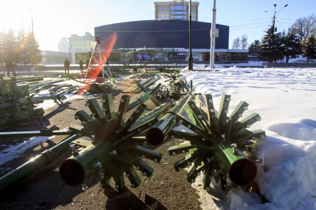 Снежный городок на площади Сахарова