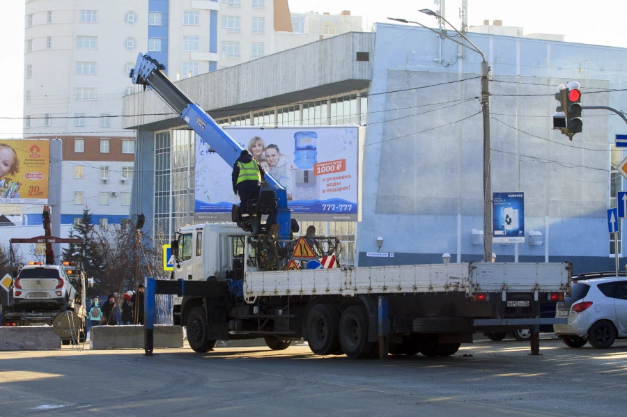 Снежный городок на площади Сахарова