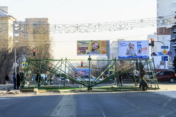 Снежный городок на площади Сахарова