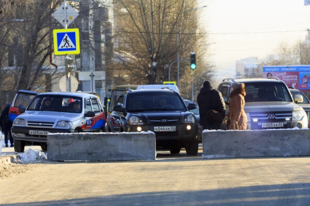 Снежный городок на площади Сахарова