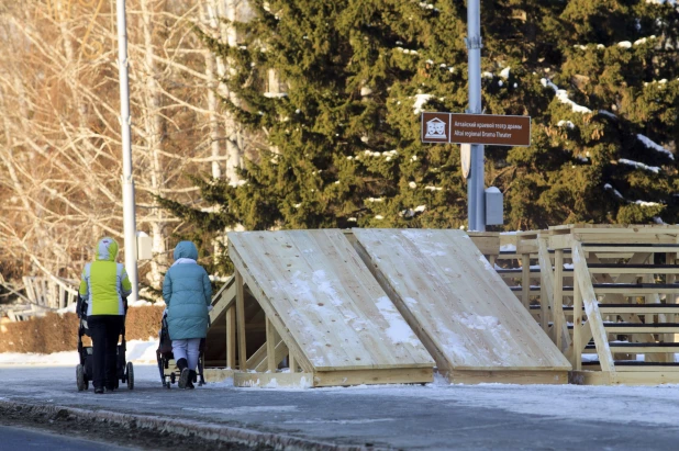 Снежный городок на площади Сахарова