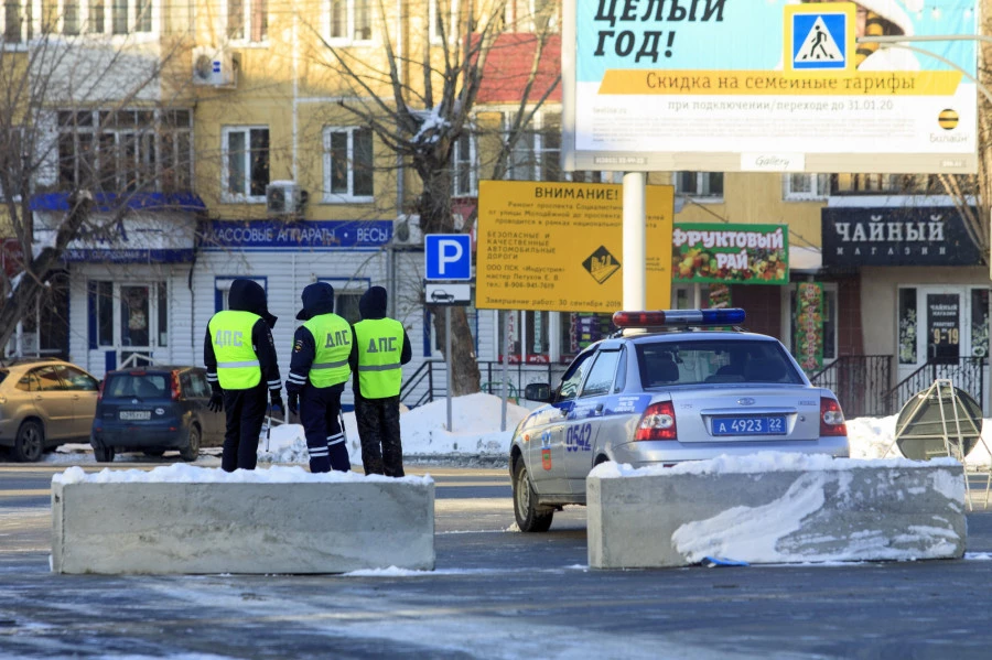 Снежный городок на площади Сахарова