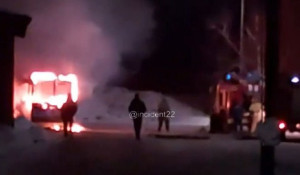 На территории "БарнаулПассажирТранса" сгорел автобус