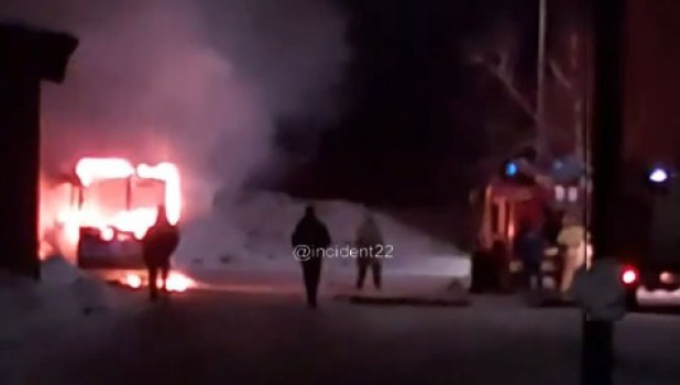 На территории "БарнаулПассажирТранса" сгорел автобус