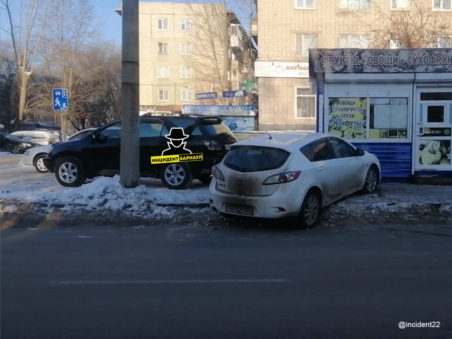 Иномарка в Барнауле врезалась в киоск.