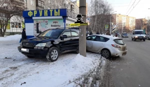 Иномарка в Барнауле врезалась в киоск.