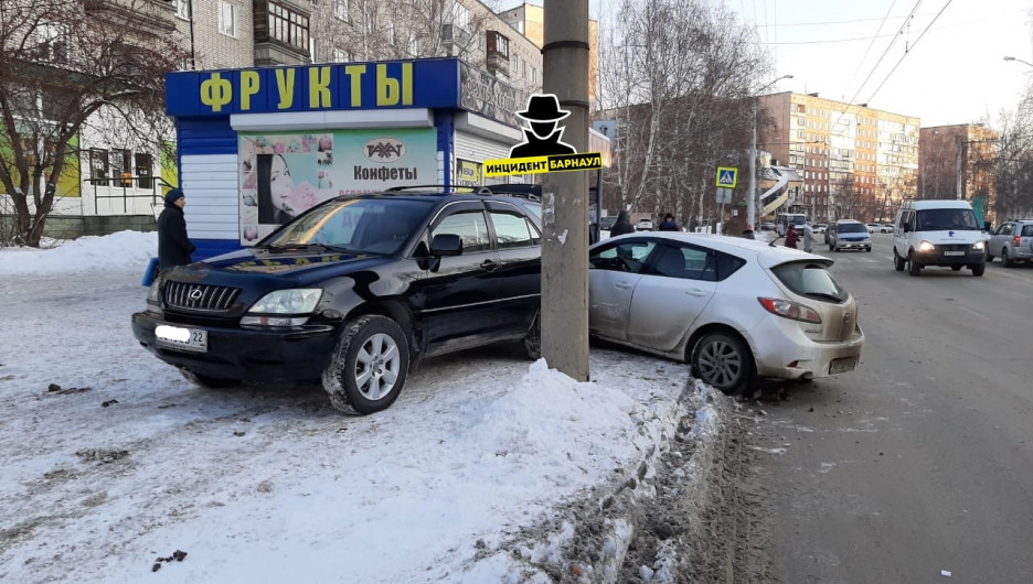 Иномарка в Барнауле врезалась в киоск.