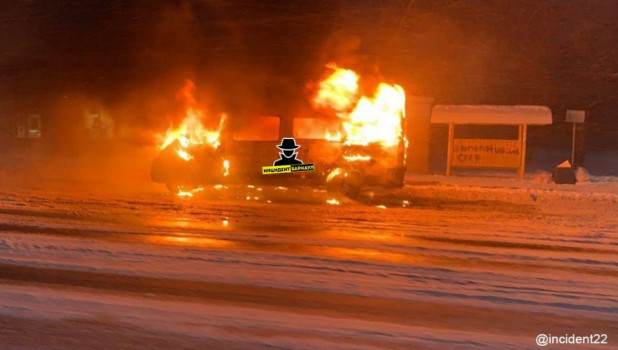 Маршрутка горит в Барнауле 7 декабря.