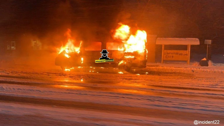 Маршрутка горит в Барнауле 7 декабря.