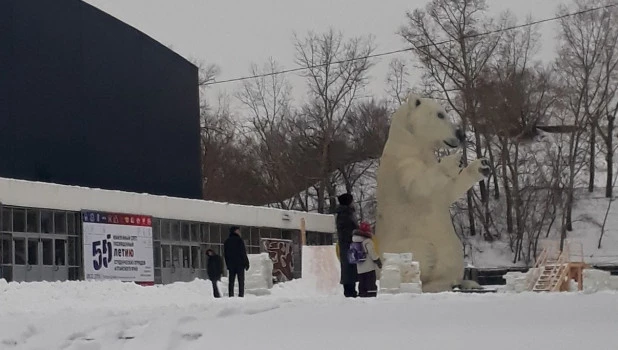 Белый мишка на площади Сахарова.