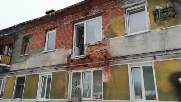 В Барнауле под тяжестью снега рухнул балкон.