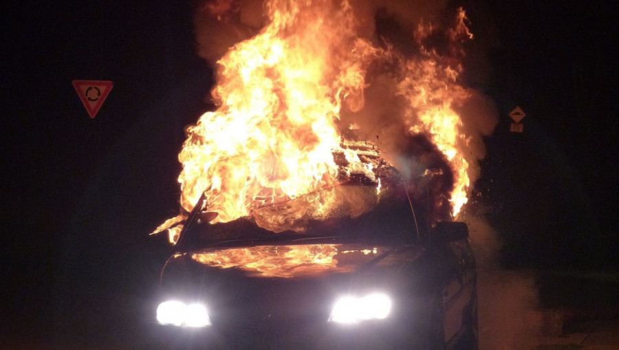 Машина горит.