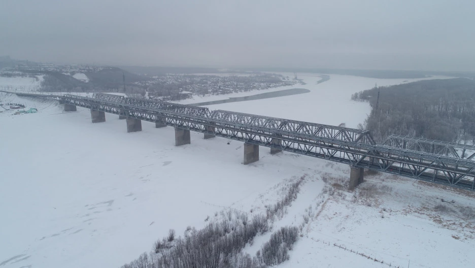 Старый мост в Барнауле зимой.
