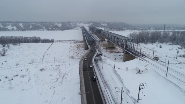 Старый мост в Барнауле зимой.