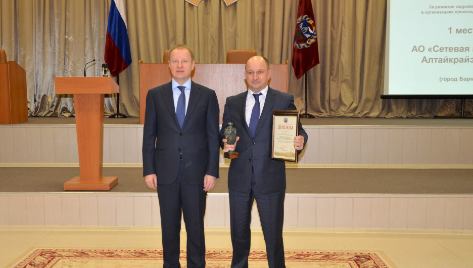 Виктор Томенко вручил генеральному директору компании Сергею Прибу диплом.