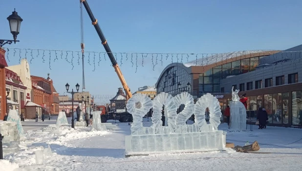 Ледяная фигура на Мало-Тобольской в Барнауле