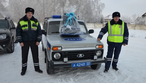 Алтай. Полицейские. Подарили подарок роженице.