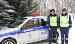 Алтайский край. Полицейские помогли замерзшему мужчине.