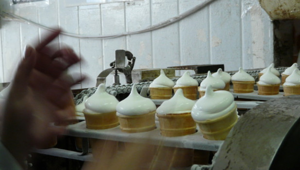 Школьникам показали, как делают мороженое на "Русском холоде" и как сервируют столы в "Таните".