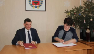 Подписание договора: Николай Бойко и Ольга Богданова.